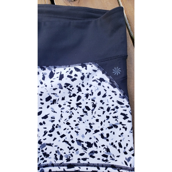 SOLD☆Athleta Black Animal Print Workout Shorts L - Picture 2 of 3